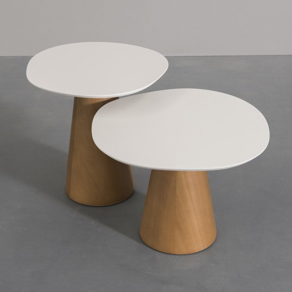 Mesa Lateral Adone Design Orgânico Tampo Pintura Laca Fosca Base Cônica Acabamento Lâmina Cinamomo