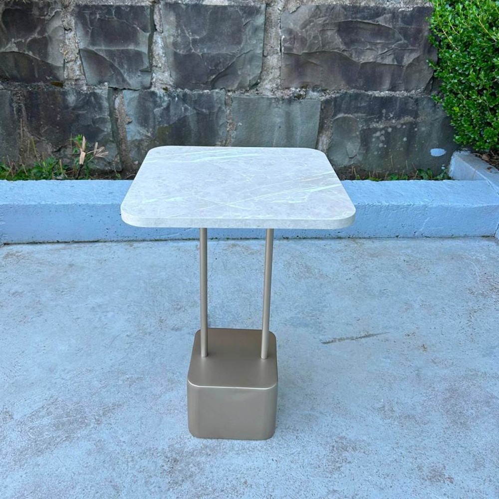 Mesa Lateral Alba Tampo Quadrado em Madeira Pintada Hastes Duplas e Base Cúbica em Aço Carbono com Pintura Epóxi
