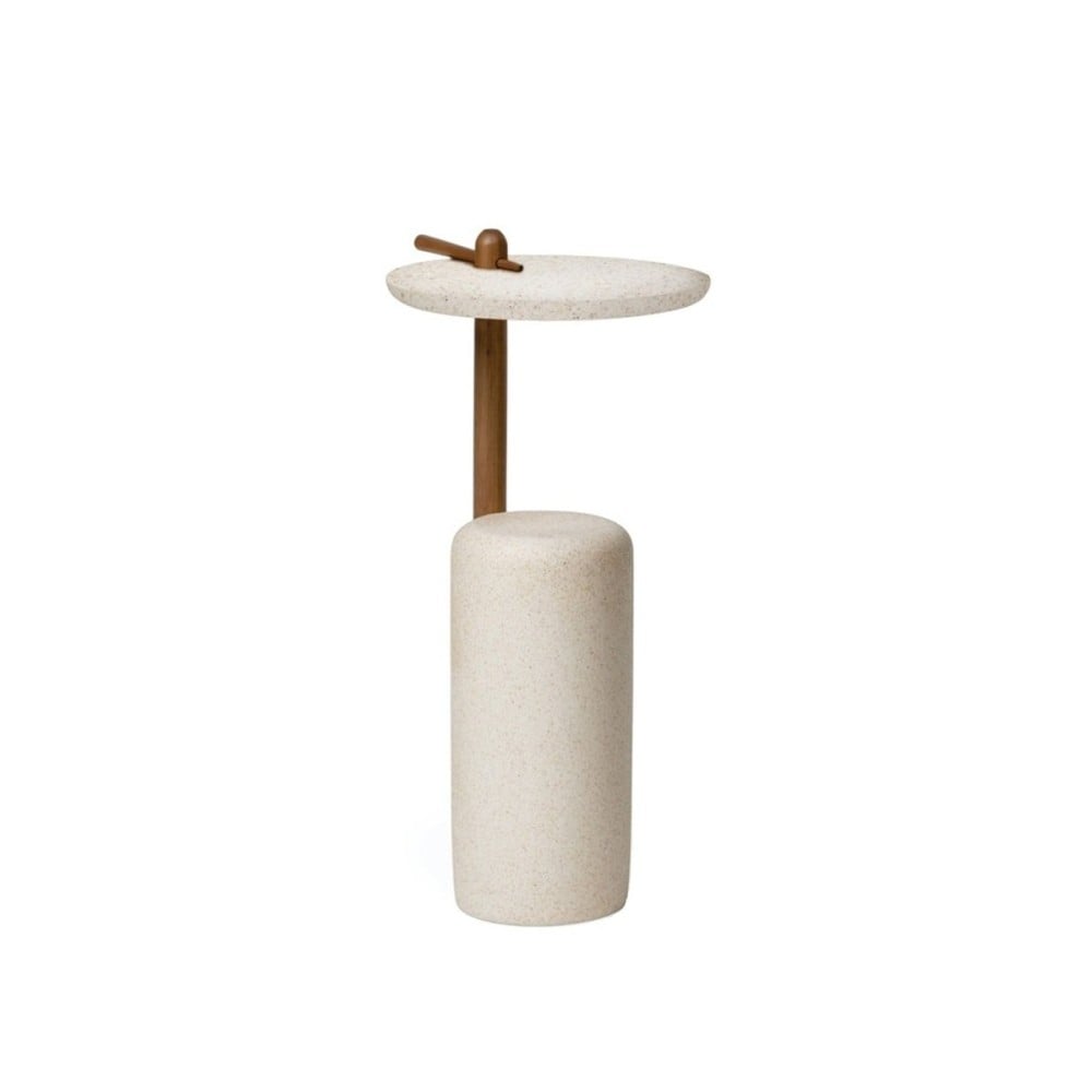Mesa Lateral Assella Tampo Redondo e Base Cilíndrica com Textura Granilite Haste e Detalhe em Madeira Maciça Design by Estúdio Galho