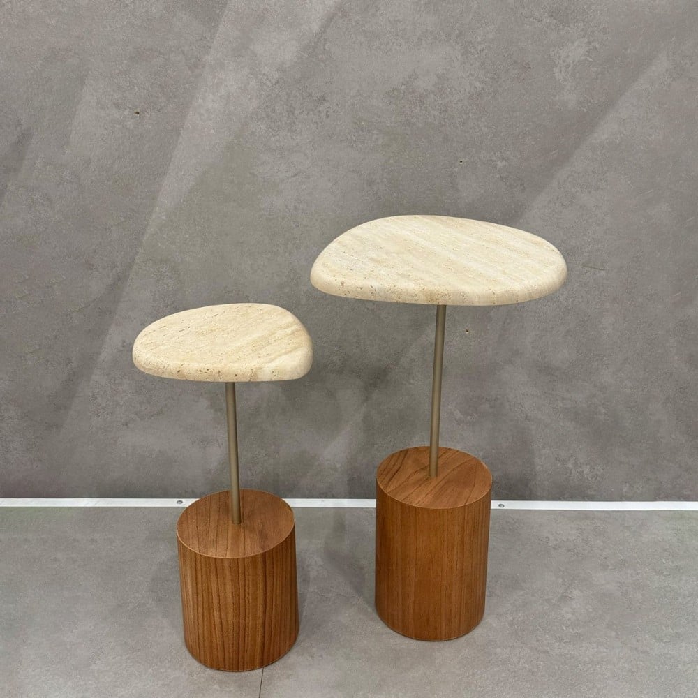 Mesa Lateral Batna Tampo Mármore Design Orgânico Detalhe Aço Carbono Base Cilíndrica em Madeira de Manejo Design by Studio 3 Design