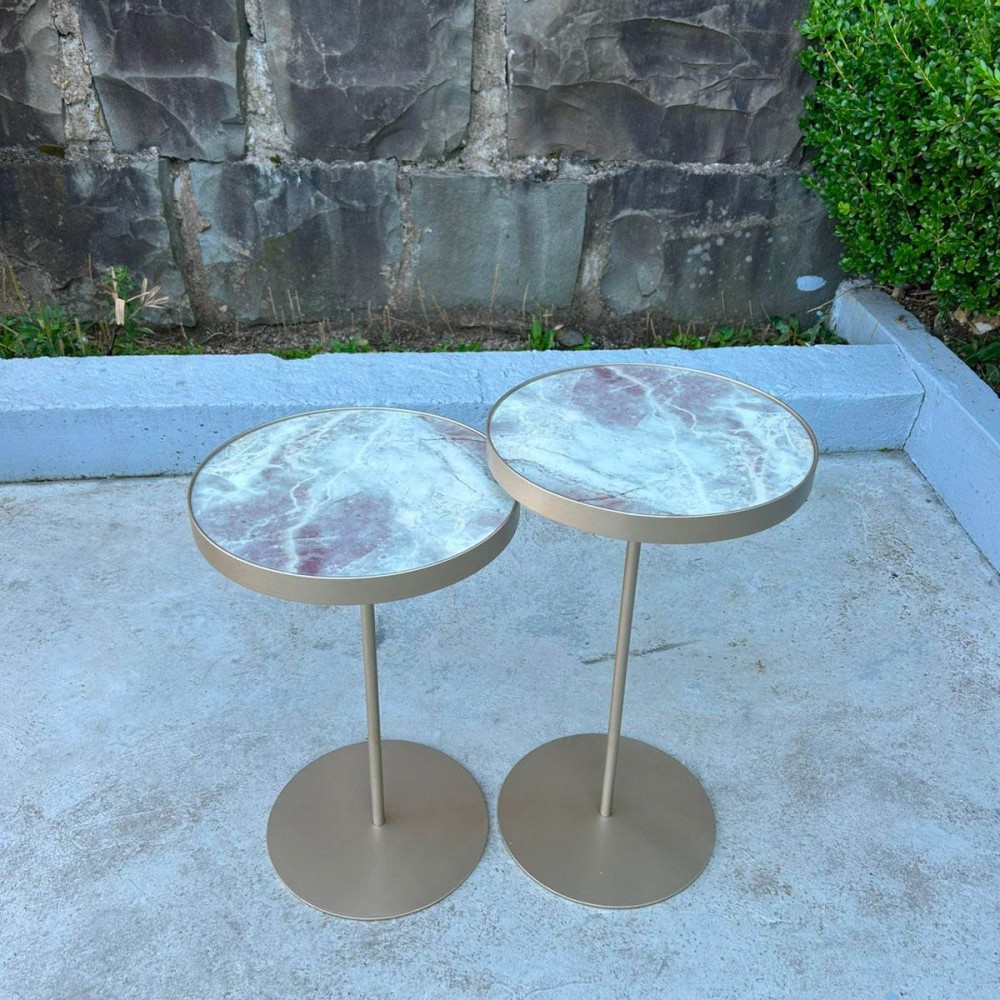 Mesa Lateral Castilla Redonda Tampo Madeira com Aro Metálico Haste e Base Disco em Aço Carbono com Pintura Epóxi 