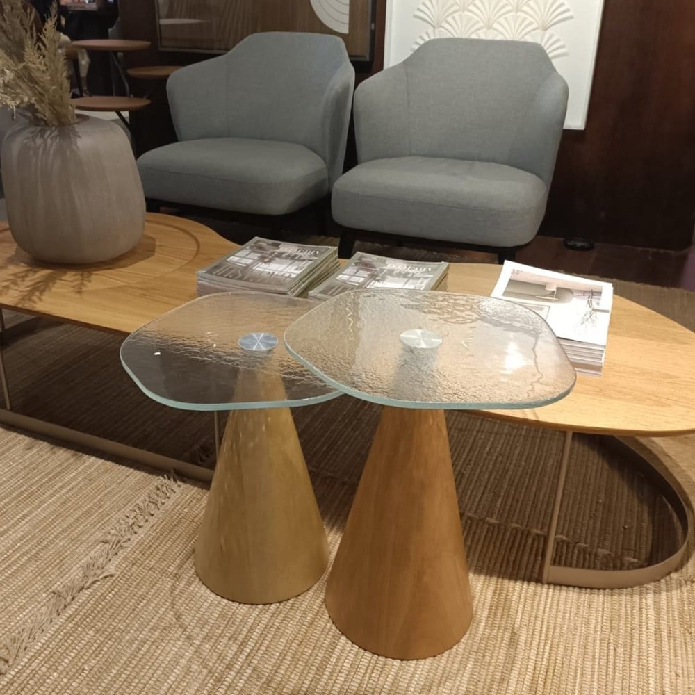 Mesa Lateral Demetry Duo Design Orgânico Tampo Pedra Natural e Vidro Base em Madeira Maciça