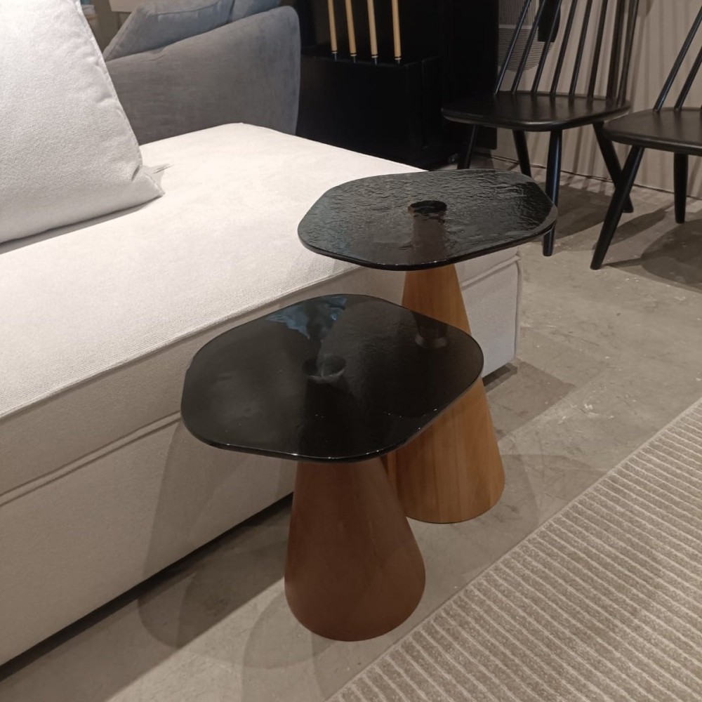 Mesa Lateral Demetry Duo Design Orgânico Tampo Pedra Natural e Vidro Base em Madeira Maciça