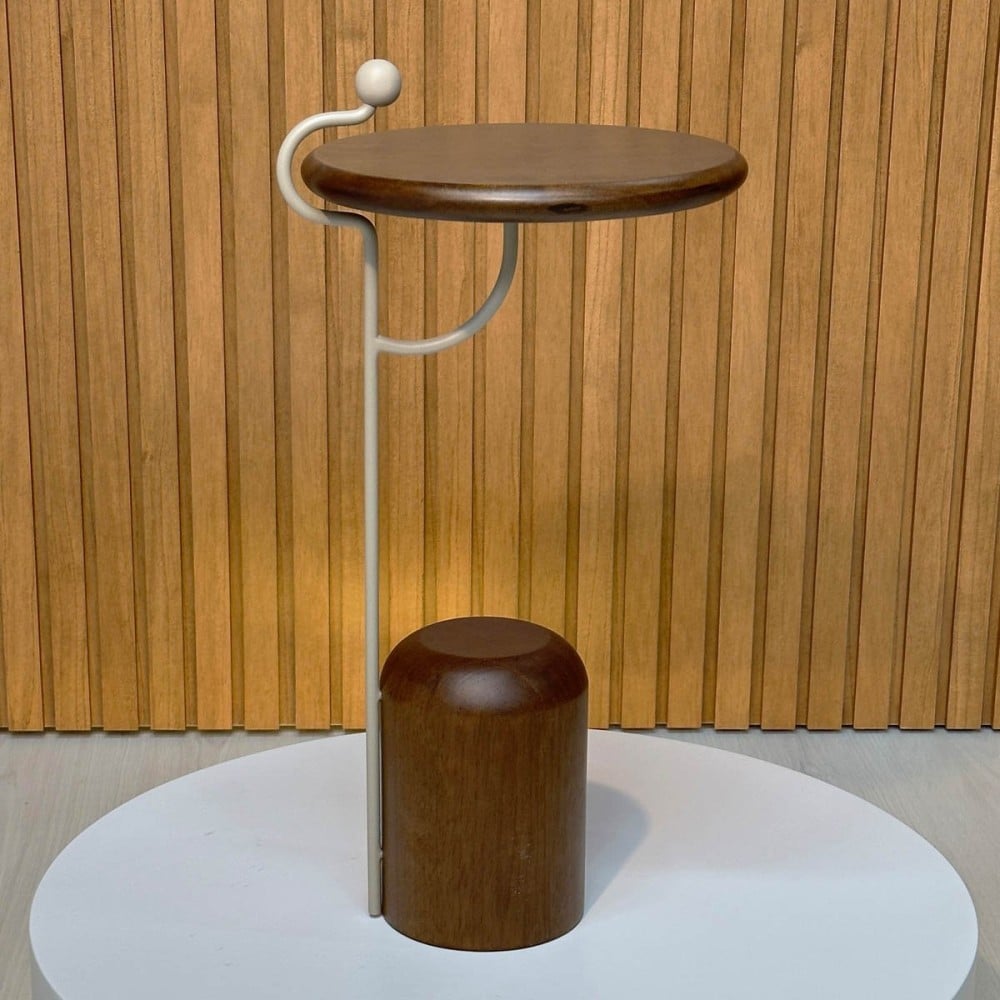 Mesa Lateral Fithis Redonda Base Cilíndrica Estrutura em Madeira Maciça Haste em Metal Detalhe Ponta em Madeira Design by Lucas Azevedo