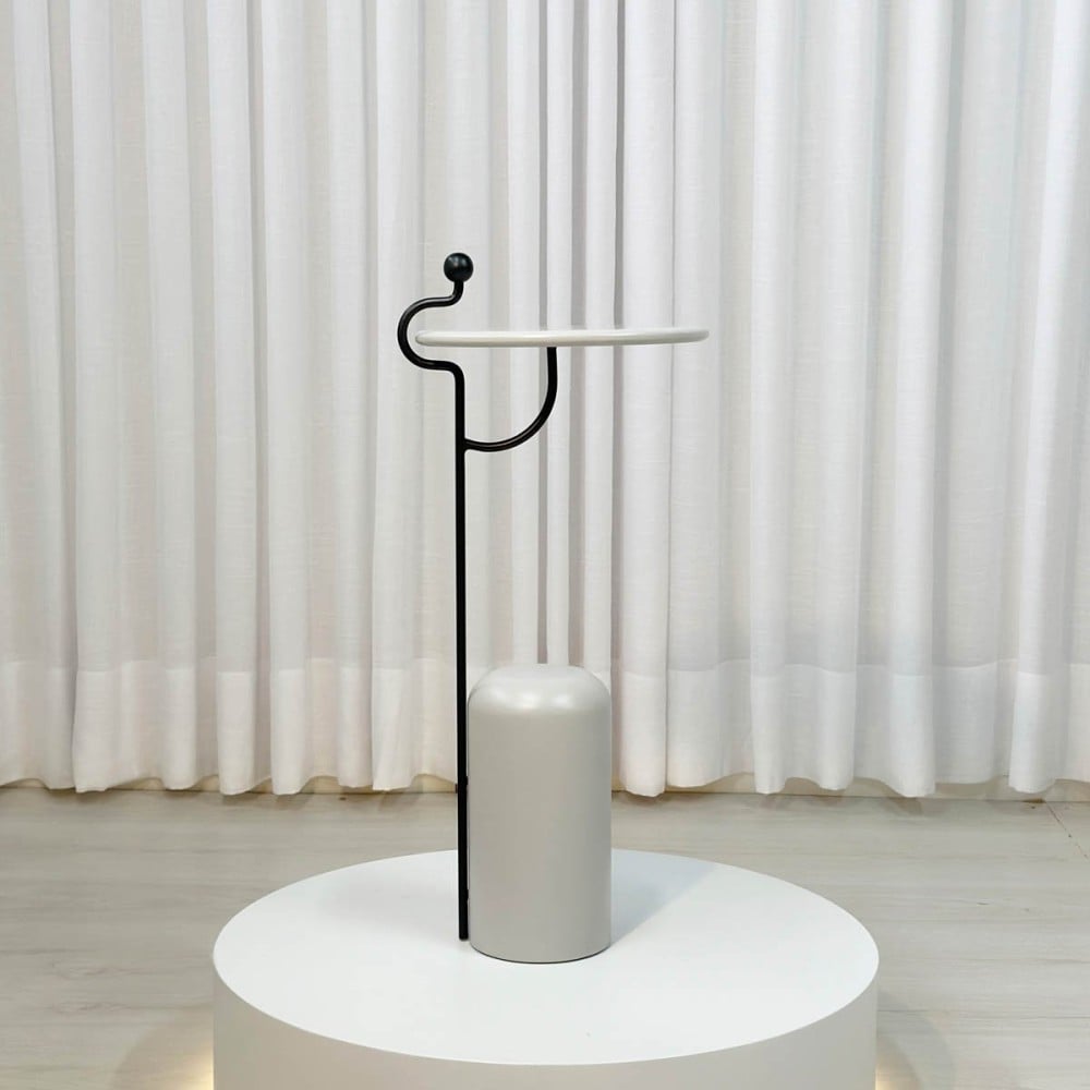 Mesa Lateral Fithis Redonda Base Cilíndrica Estrutura em Madeira Maciça Haste em Metal Detalhe Ponta em Madeira Design by Lucas Azevedo