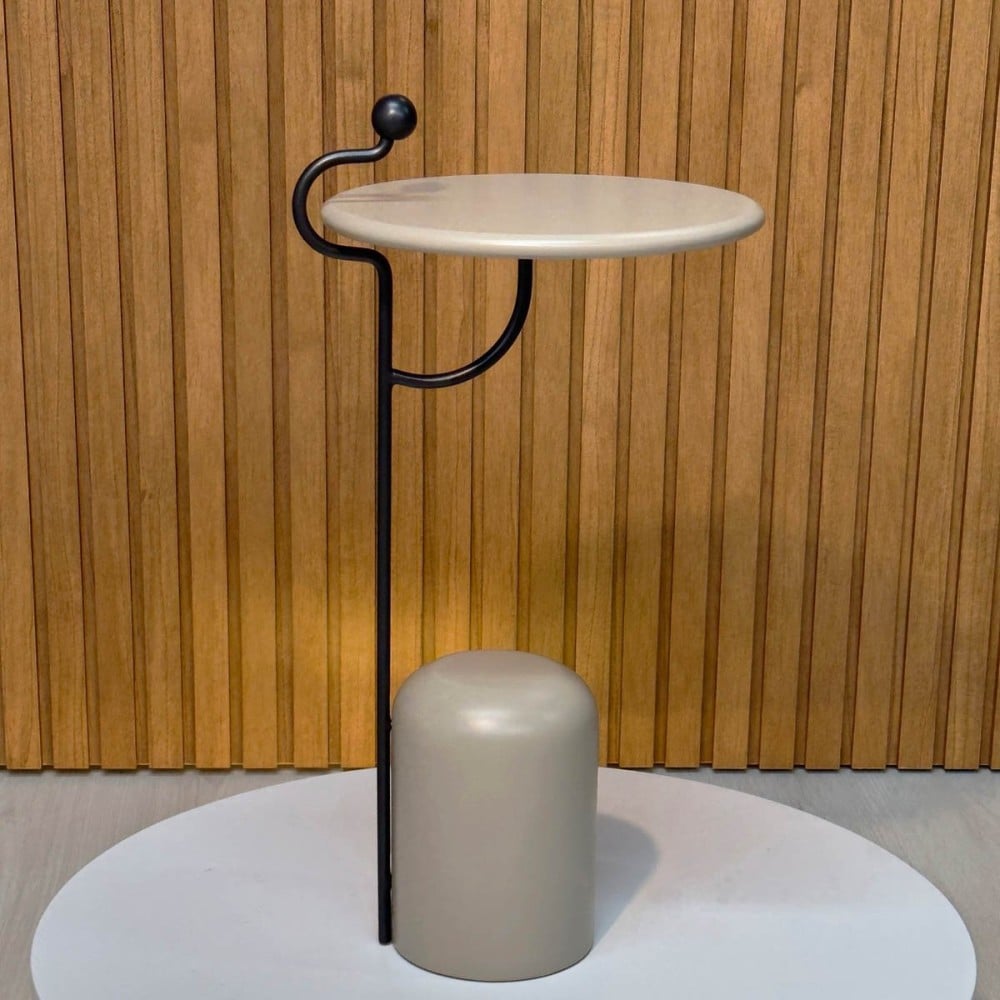 Mesa Lateral Fithis Redonda Base Cilíndrica Estrutura em Madeira Maciça Haste em Metal Detalhe Ponta em Madeira Design by Lucas Azevedo
