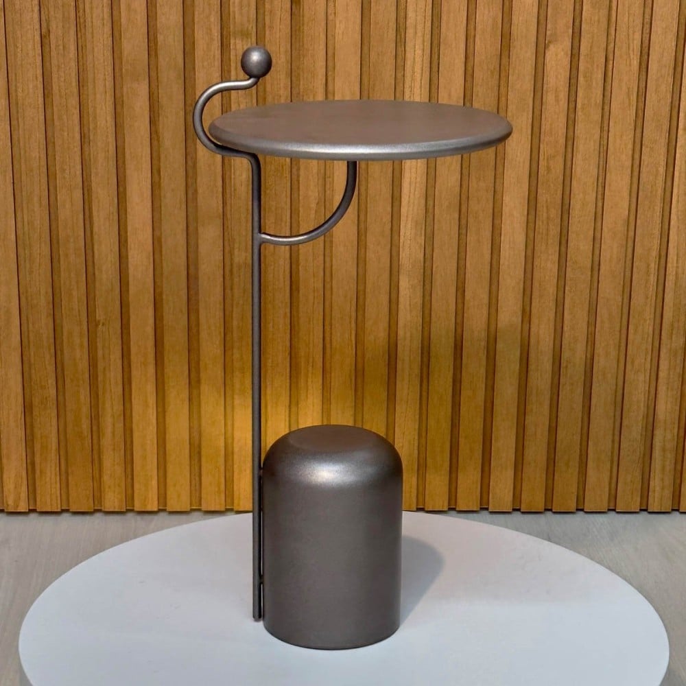 Mesa Lateral Fithis Redonda Base Cilíndrica Estrutura em Madeira Maciça Haste em Metal Detalhe Ponta em Madeira Design by Lucas Azevedo
