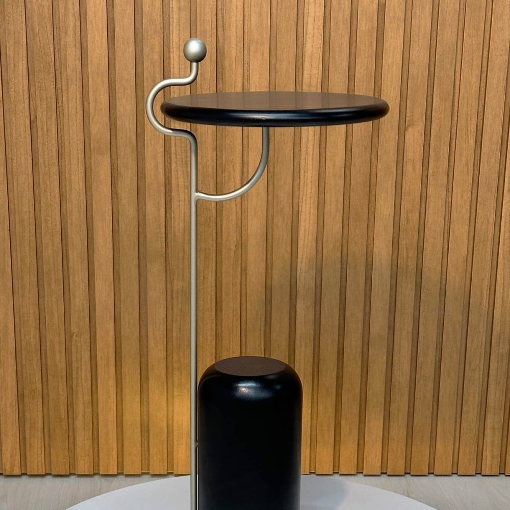 Mesa Lateral Fithis Redonda Base Cilíndrica Estrutura em Madeira Maciça Haste em Metal Detalhe Ponta em Madeira Design by Lucas Azevedo