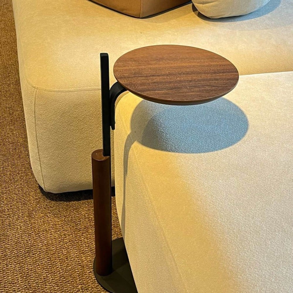 Mesa Lateral Hamus Tampo e Detalhe em Madeira Haste e Base Disco em Aço com Pintura Epóxi