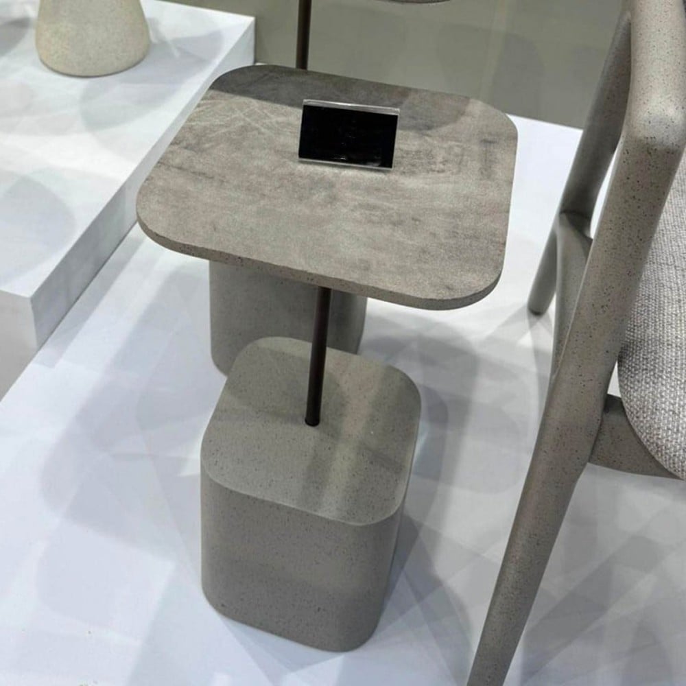 Mesa Lateral Hill TS Tampo Quadrado Base em Bloco Mineral Haste Aço Carbono Design by Studio 3 Design