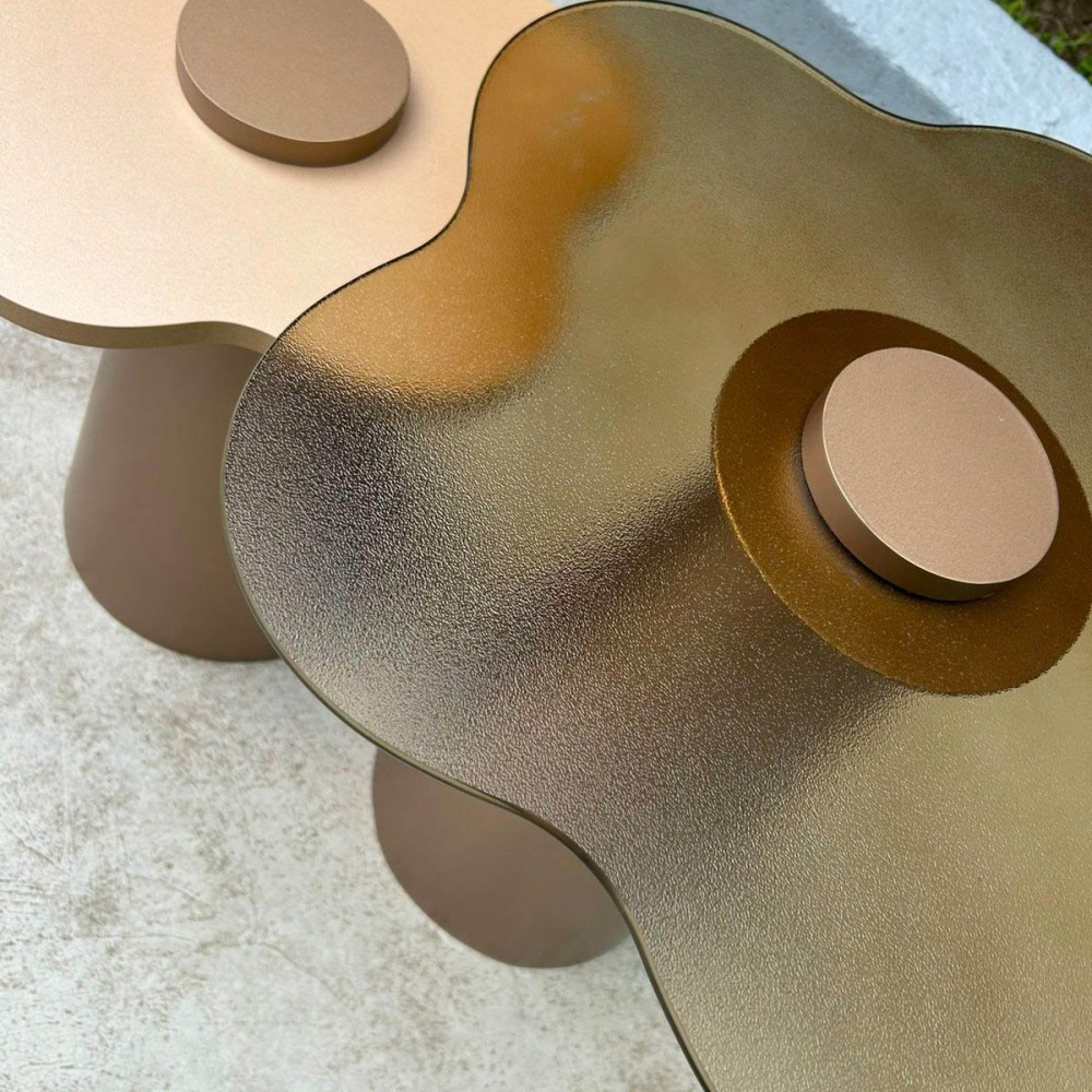 Mesa Lateral Lorys II Tampo Orgânico Madeira Base Cônica em Aço Carbono com Pintura Epóxi 
