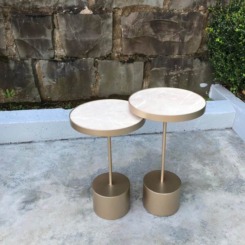 Mesa Lateral Lovenna Redonda Tampo Vidro Marmorizado com Aro Metálico Base Aço Carbono com Pintura Epóxi