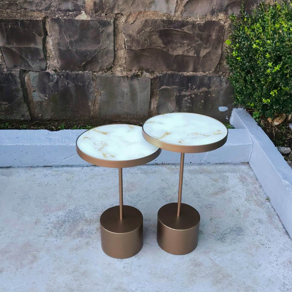 Mesa Lateral Lovenna Redonda Tampo Vidro Marmorizado com Aro Metálico Base Aço Carbono com Pintura Epóxi