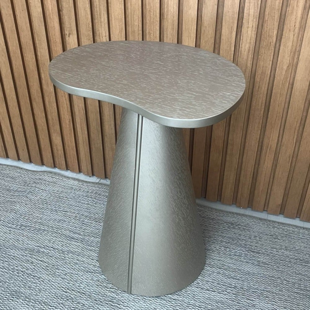 Mesa Lateral Montilo Design Orgânico Tampo Laqueado Base Compensado Laqueado Detalhe Metálico