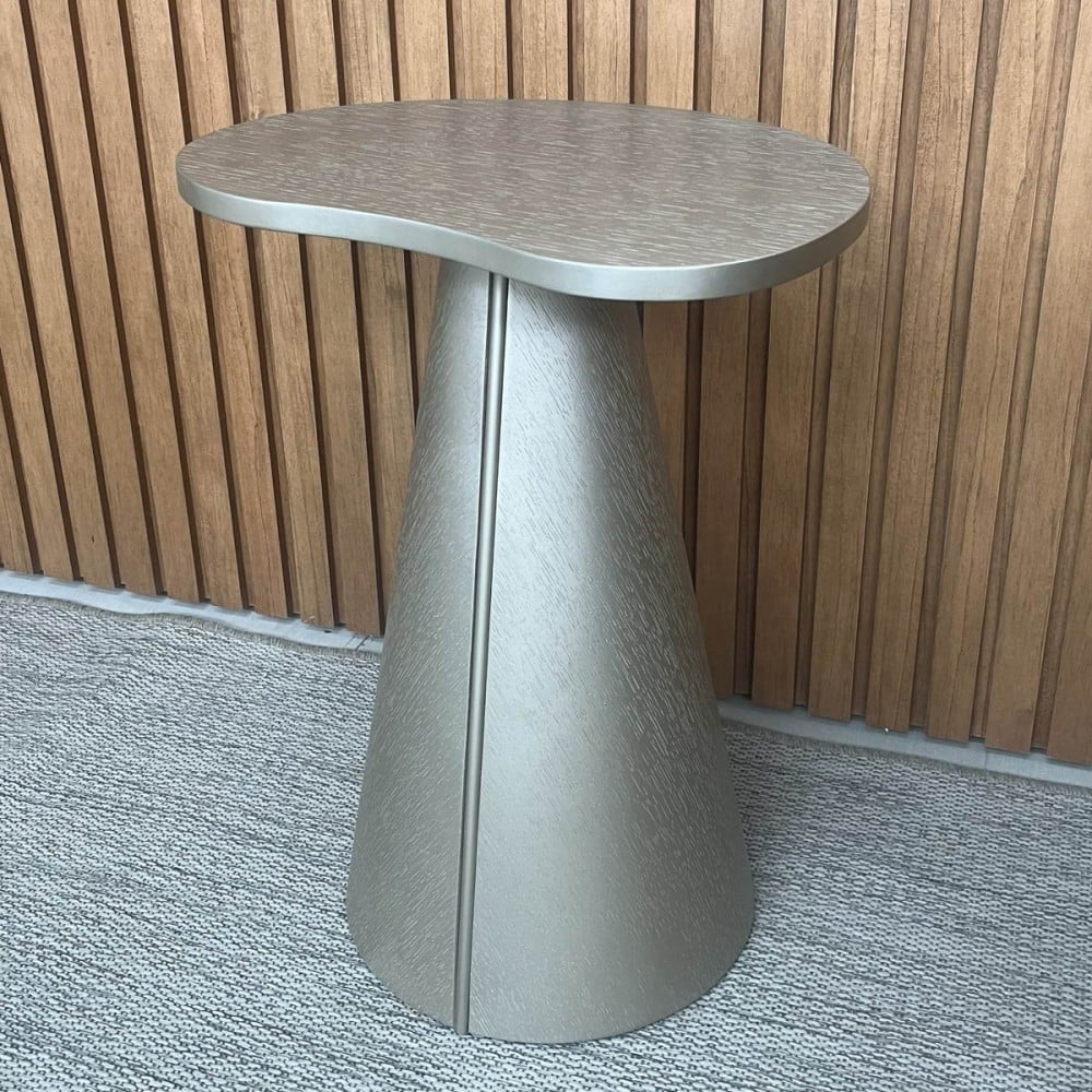 Mesa Lateral Montilo Design Orgânico Tampo Laqueado Base Compensado Laqueado Detalhe Metálico