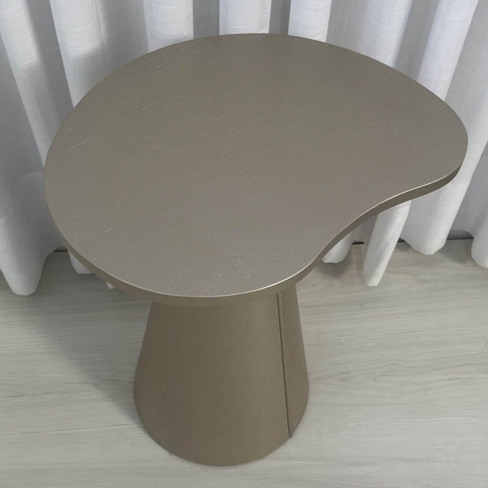 Mesa Lateral Montilo Design Orgânico Tampo Laqueado Base Compensado Laqueado Detalhe Metálico
