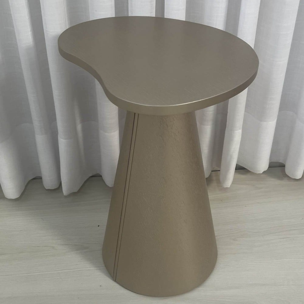 Mesa Lateral Montilo Design Orgânico Tampo Laqueado Base Compensado Laqueado Detalhe Metálico