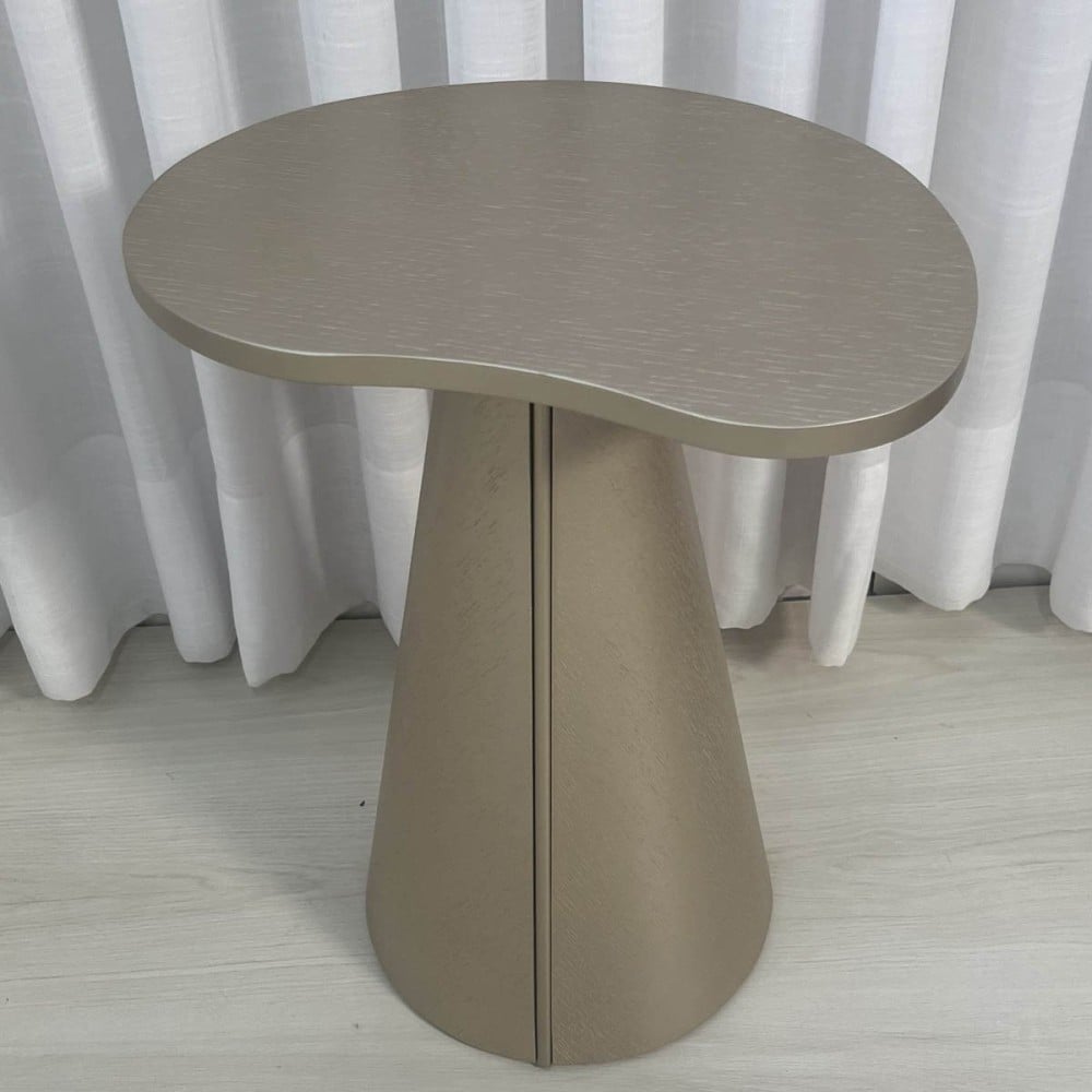 Mesa Lateral Montilo Design Orgânico Tampo Laqueado Base Compensado Laqueado Detalhe Metálico