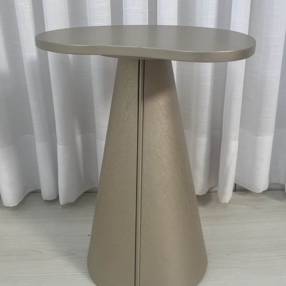 Mesa Lateral Montilo Design Orgânico Tampo Laqueado Base Compensado Laqueado Detalhe Metálico