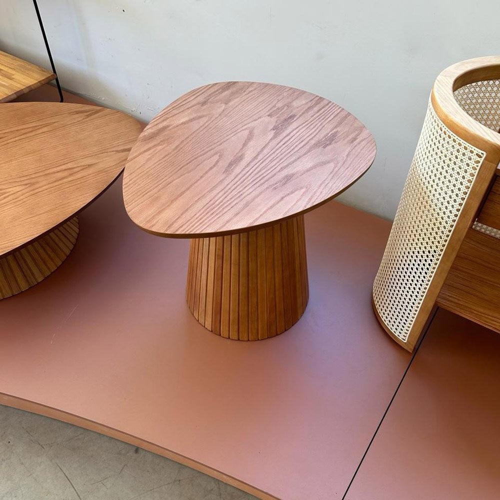 Mesa Lateral Sândalo Design Orgânico Tampo Laminado Base Ripado Madeira Maciça Tauari