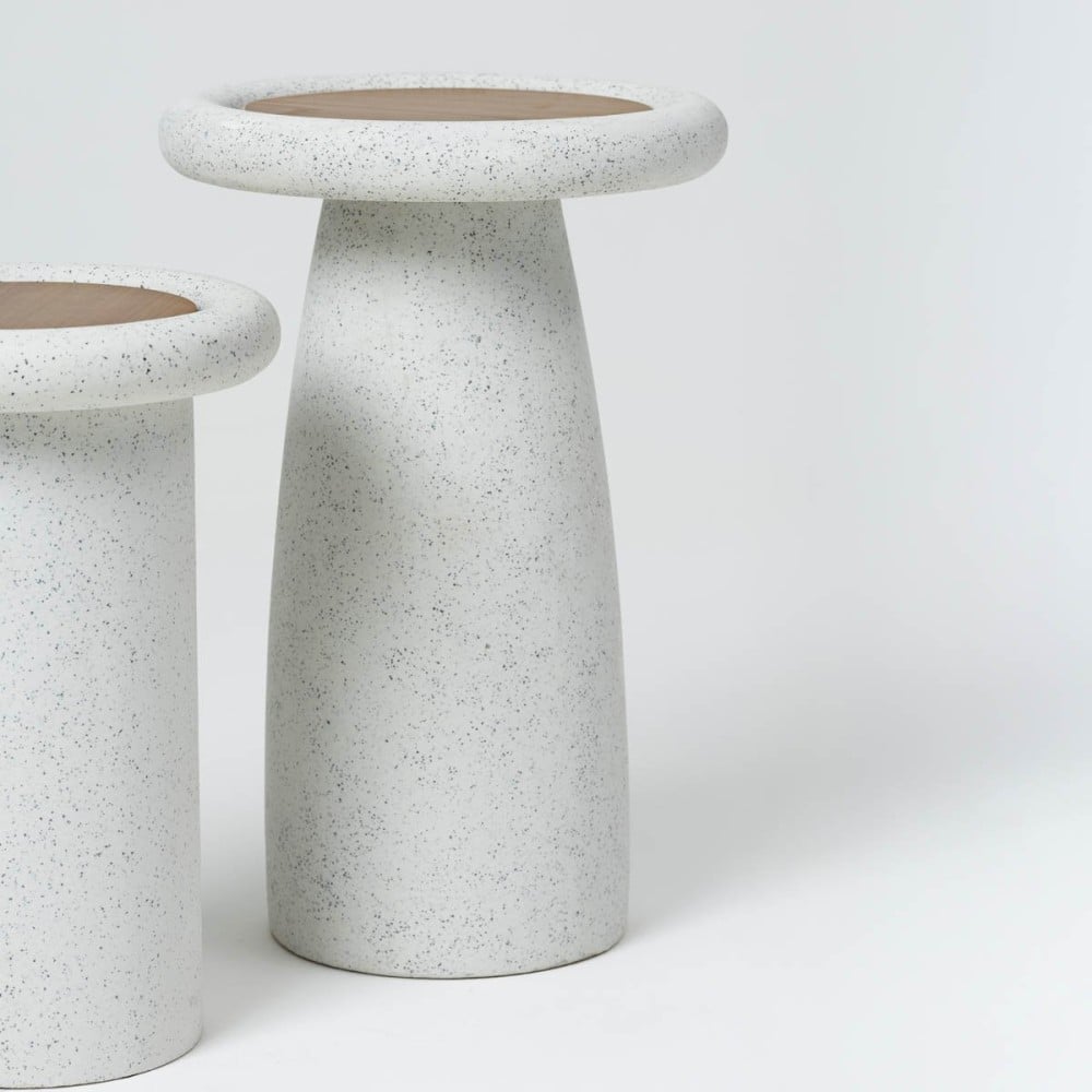 Mesa Lateral Tabylla Redonda Tampo Lâmina de Madeira Estrutura com Textura Granilite Design by Intervém
