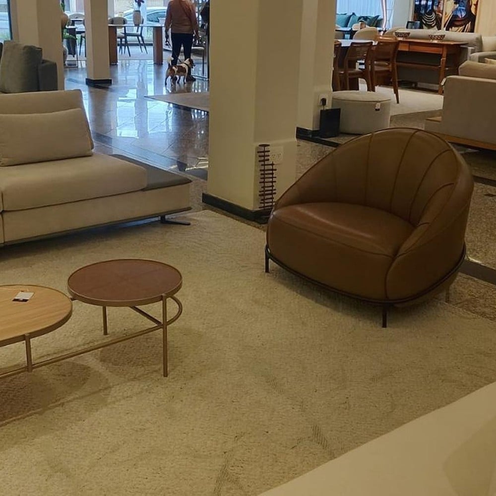 Poltrona Abbie Estofada em Formato de Concha com Costuras em Relevo e Base Metálica Tubular