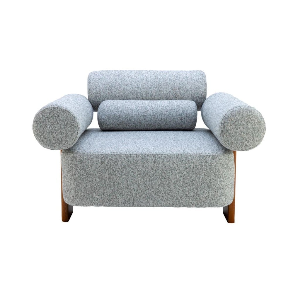 Poltrona Annalya contemporânea com design escultural em madeira de eucalipto e volumes cilíndricos estofados. Uma peça de presença arquitetônica criada para salas de estar sofisticadas, lounges modernos e ambientes de alto padrão que valorizam conforto, e