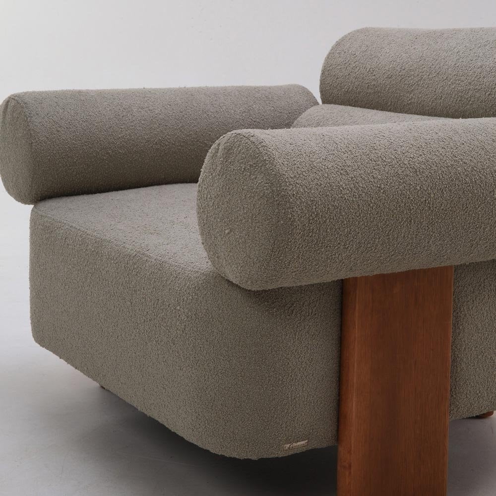 Poltrona Annalya Estofada Estrutura Madeira Eucalipto Design Exclusivo Acabamento Premium