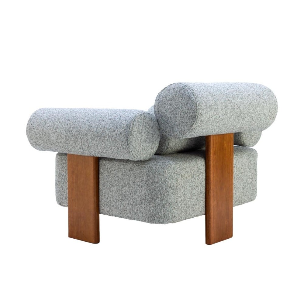 Poltrona Annalya contemporânea com design escultural em madeira de eucalipto e volumes cilíndricos estofados. Uma peça de presença arquitetônica criada para salas de estar sofisticadas, lounges modernos e ambientes de alto padrão que valorizam conforto, e