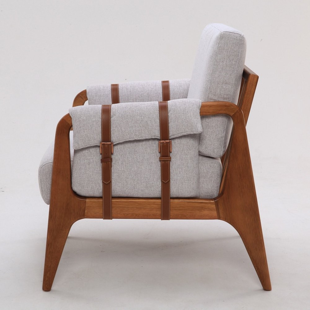 Poltrona Artemis Estofada Detalhe com Cintos Estrutura Madeira Eucalipto Design Exclusivo Acabamento Premium