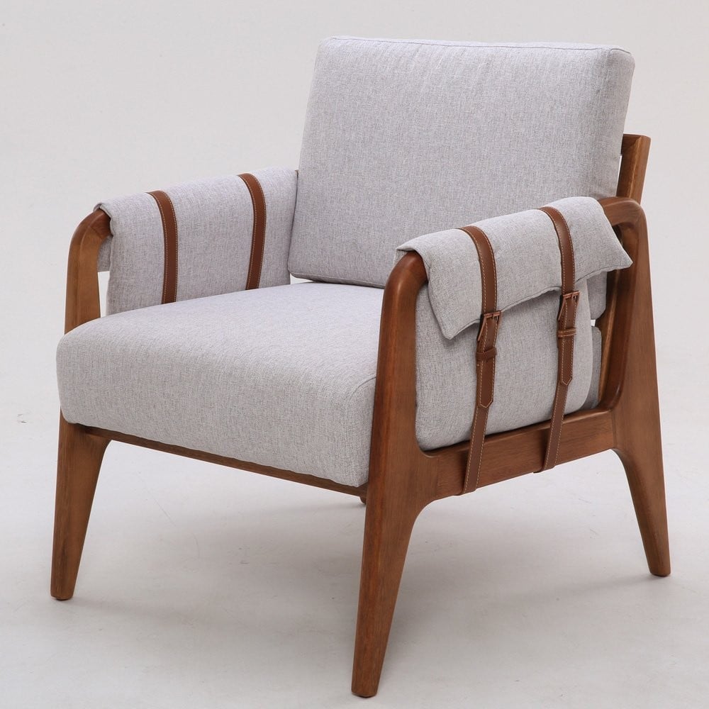 Poltrona Artemis Estofada Detalhe com Cintos Estrutura Madeira Eucalipto Design Exclusivo Acabamento Premium