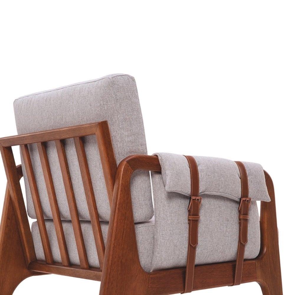 Poltrona Artemis Estofada Detalhe com Cintos Estrutura Madeira Eucalipto Design Exclusivo Acabamento Premium