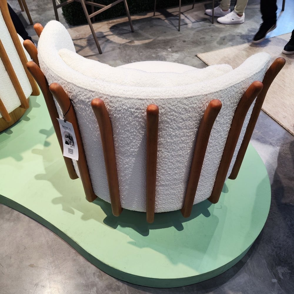 Poltrona Aurora Estofada Estrutura em Madeira Base Giratória Design Contemporâneo
