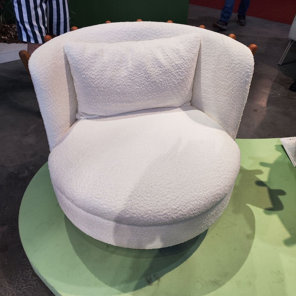 Poltrona Aurora Estofada Estrutura em Madeira Base Giratória Design Contemporâneo