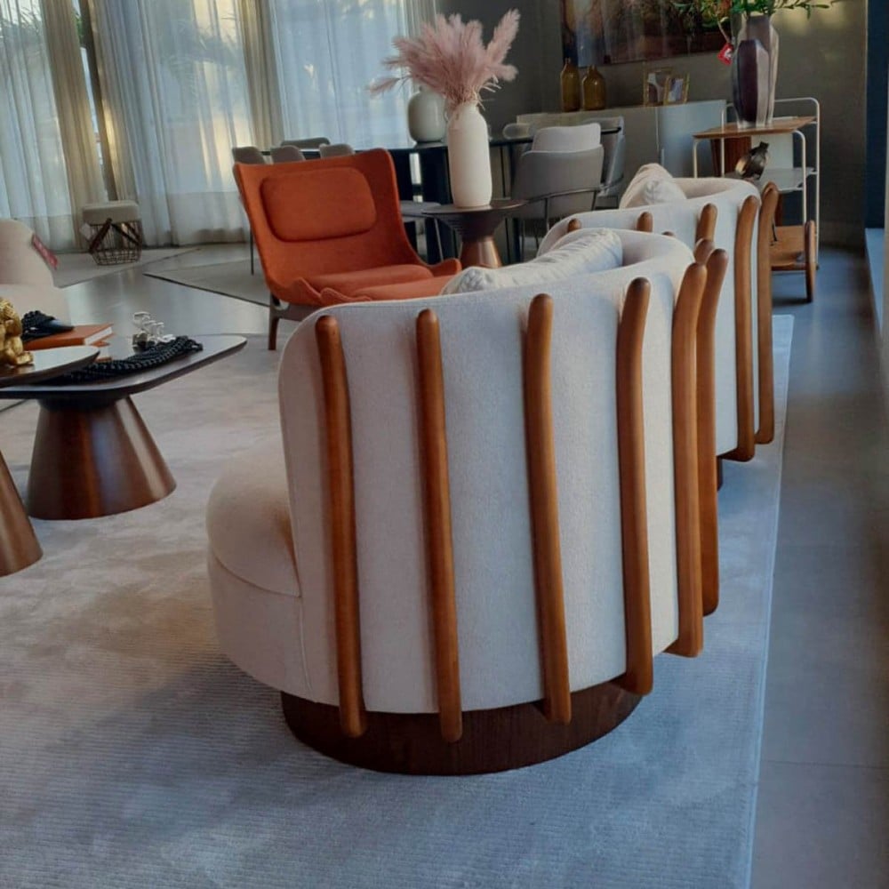 Poltrona Aurora Estofada Base Giratória Estrutura em Madeira Encosto Esculpido Design by YE Design