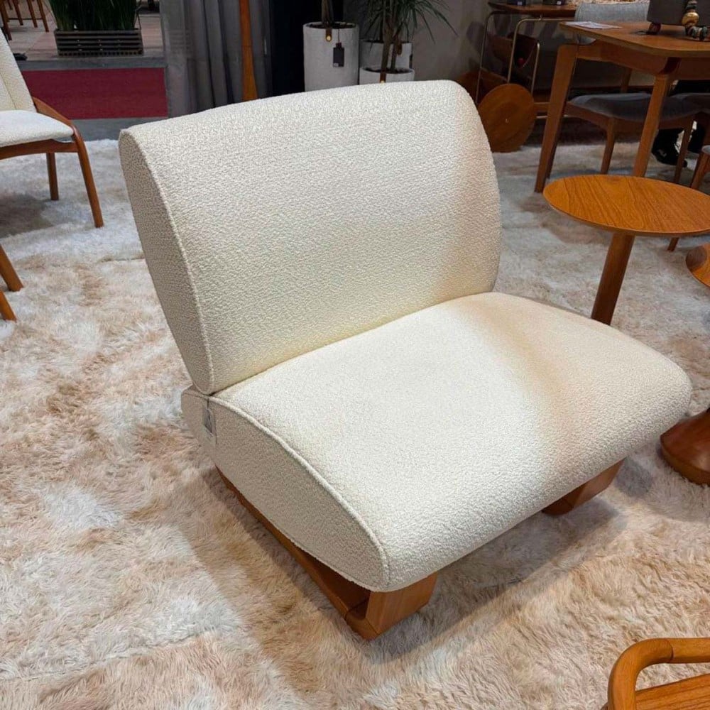 Poltrona Avere Estofada Detalhe em Couro Estrutura em Madeira Eucalipto Design Jhoel Silva