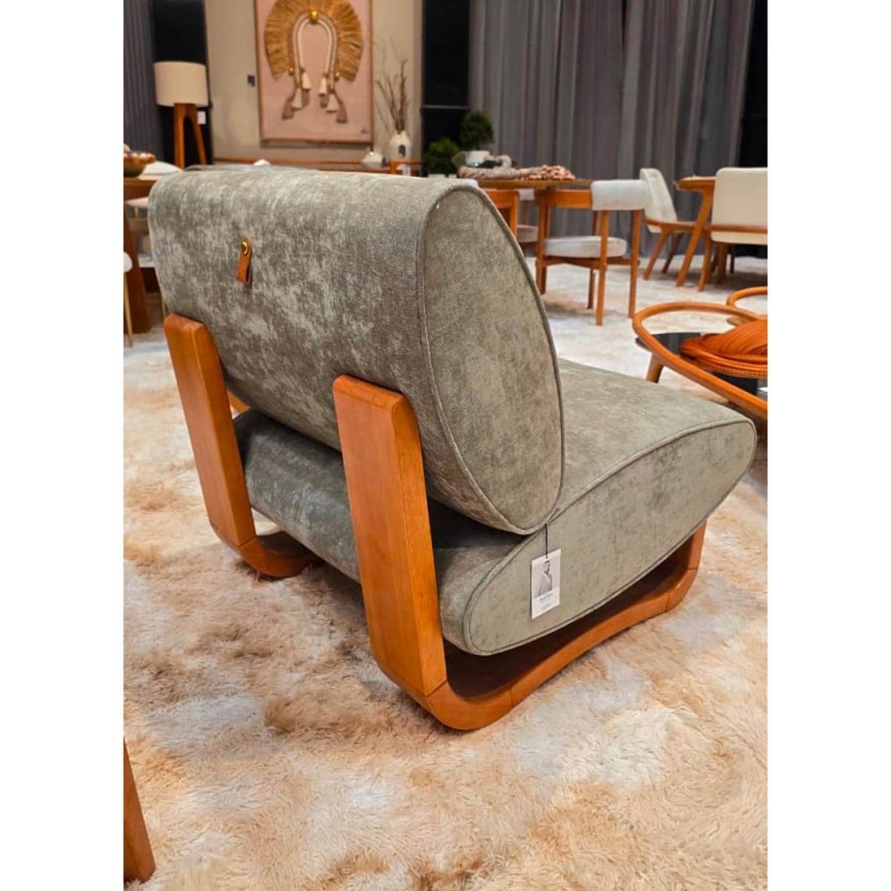 Poltrona Avere Estofada Detalhe em Couro Estrutura em Madeira Eucalipto Design Jhoel Silva