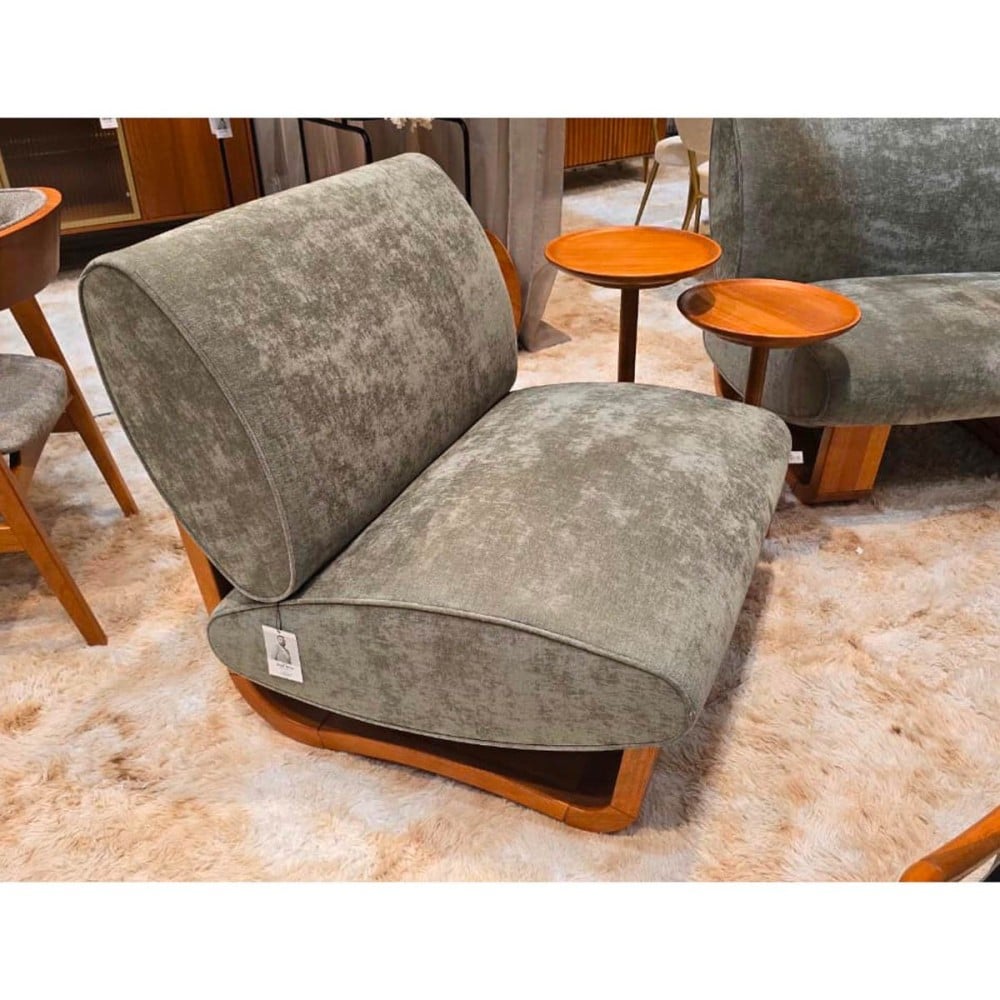 Poltrona Avere Estofada Detalhe em Couro Estrutura em Madeira Eucalipto Design Jhoel Silva