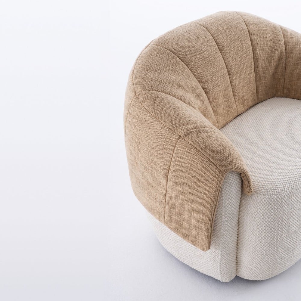 Poltrona Giratória Aylla II Estofada com Capa em Composê e Detalhes em Costuras Verticais