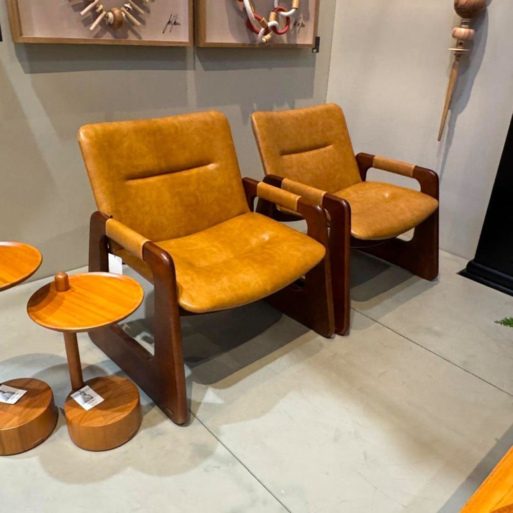 Poltrona Bellamy Estofada Detalhe em Couro Estrutura em Madeira Eucalipto Design Jhoel Silva