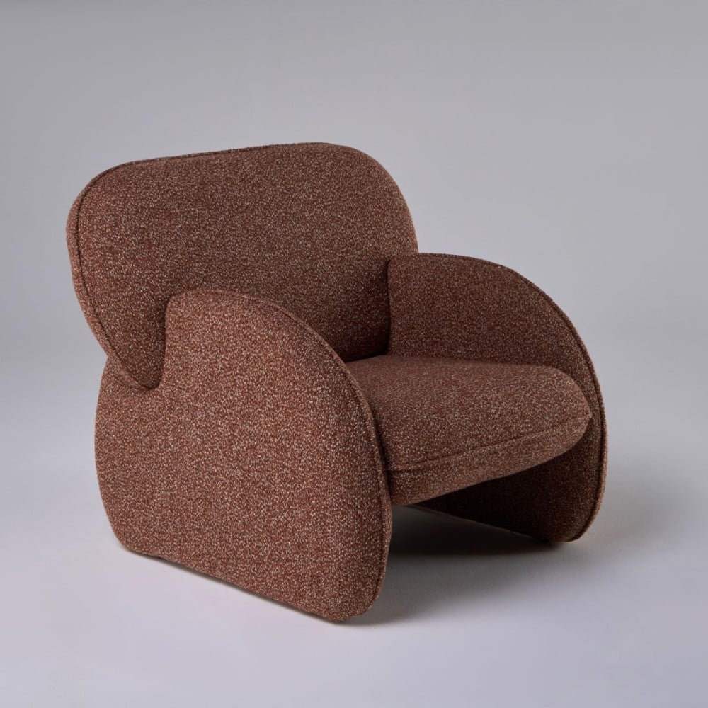 Poltrona Charys Estofada com Estrutura Revestida Design Orgânico by Estúdio Oune
