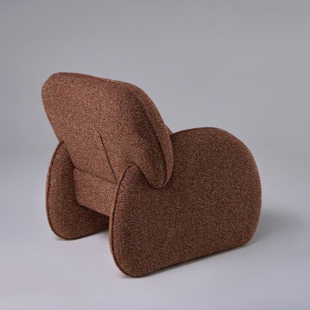 Poltrona Charys Estofada com Estrutura Revestida Design Orgânico by Estúdio Oune