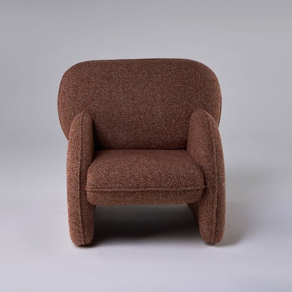 Poltrona Charys Estofada com Estrutura Revestida Design Orgânico by Estúdio Oune