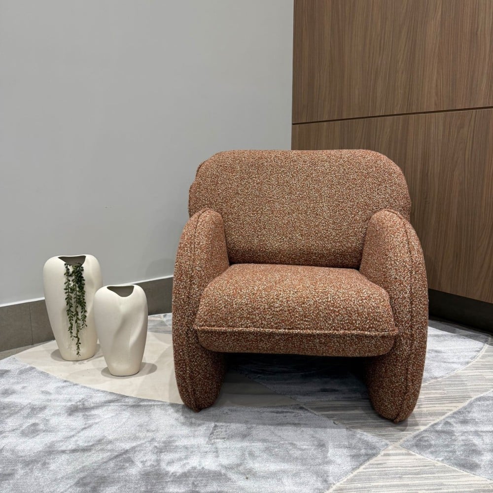 Poltrona Charys Estofada com Estrutura Revestida Design Orgânico by Estúdio Oune