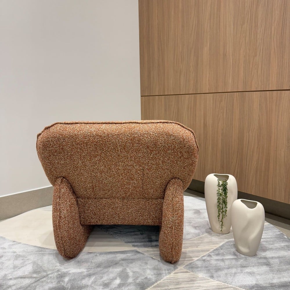 Poltrona Charys Estofada com Estrutura Revestida Design Orgânico by Estúdio Oune