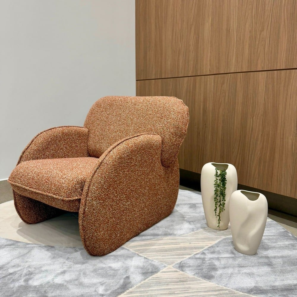 Poltrona Charys Estofada com Estrutura Revestida Design Orgânico by Estúdio Oune