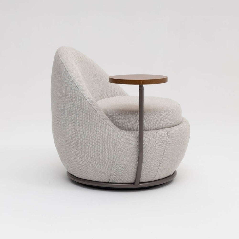 Poltrona Giratória com Mesa Lateral Hayika Estofada Tampo Reversível Base Aço Pintura Epóxi Design Sustentável