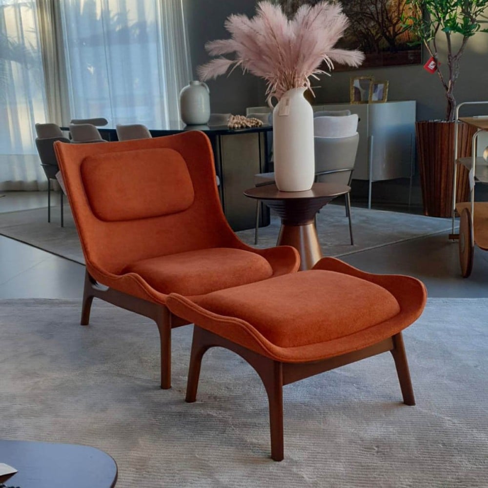 Poltrona com Puff Fleur Estofada Estrutura em Multilaminado Pés em Madeira Tingida 