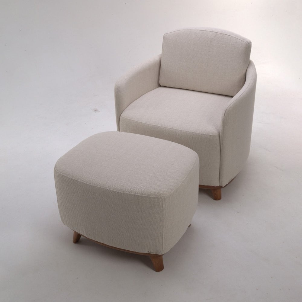Poltrona com Puff Selene Estofada Estrutura Madeira Eucalipto Design Exclusivo Acabamento Premium