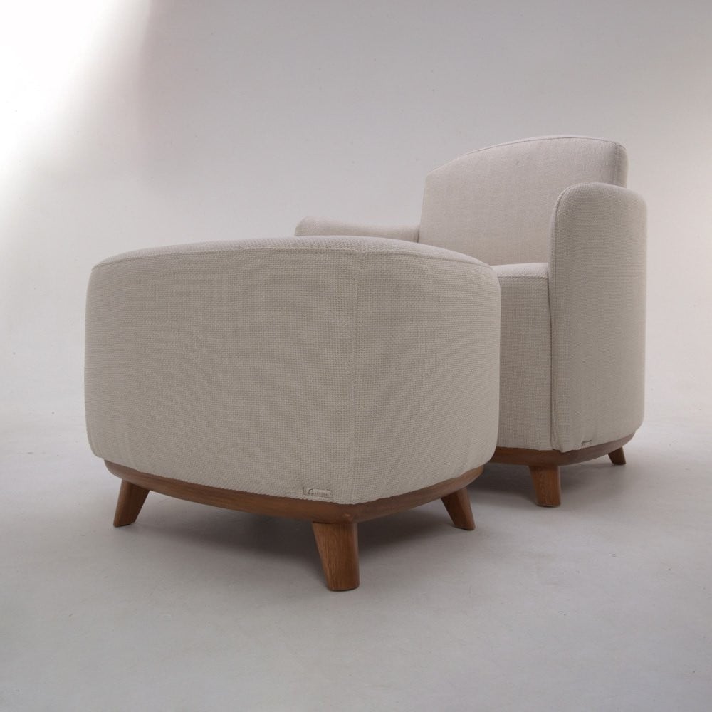 Poltrona com Puff Selene Estofada Estrutura Madeira Eucalipto Design Exclusivo Acabamento Premium